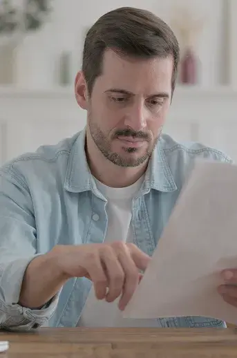 Une personne lisant une feuille